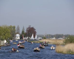 Vespa Tocht Scooter Sloepentocht Sloep Varen Personeelsuitje Bedrijfsuitje Afdelingsuitje Kaag Kagerplassen Leiden 001